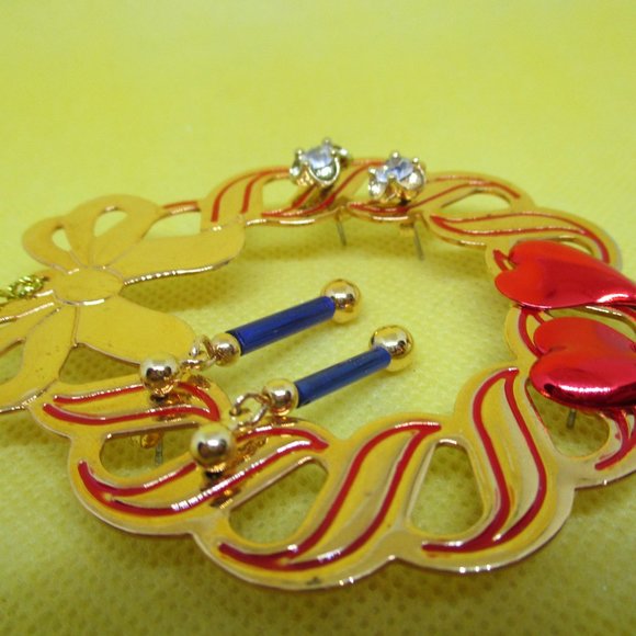 Gold Tone Enamel Christmas Ornament With 3 Pair Pierced Earring Openwork Wreath - Picture 3 of 10